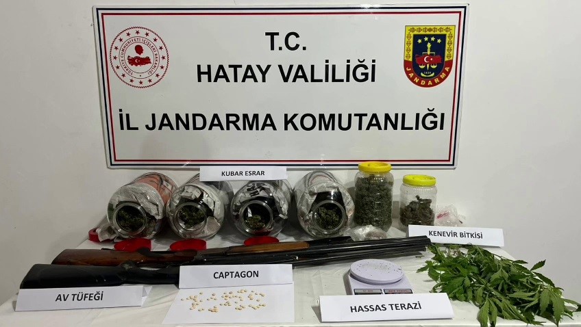 Hatay’ın Samandağ ilçesinde düzenlenen uyuşturucu ve kaçak alkol operasyonunda, yasadışı