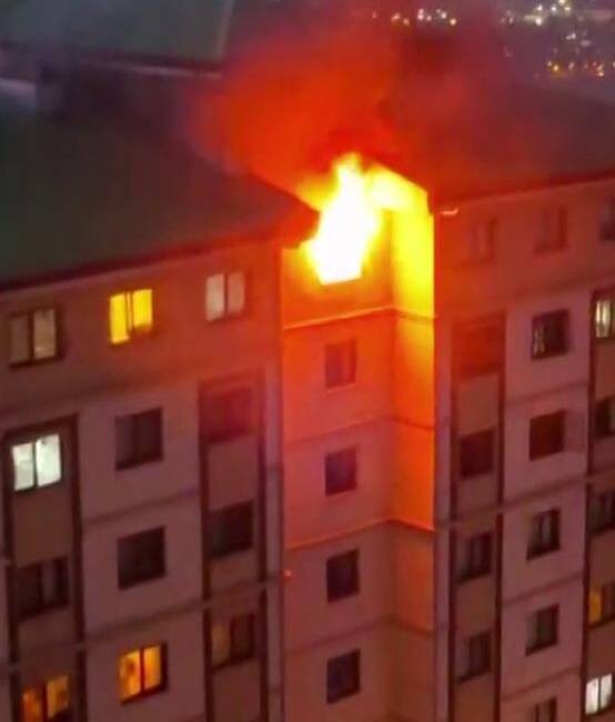 Hatay’ın İskenderun ilçesinde 8 katlı bir apartmanın en üst katında