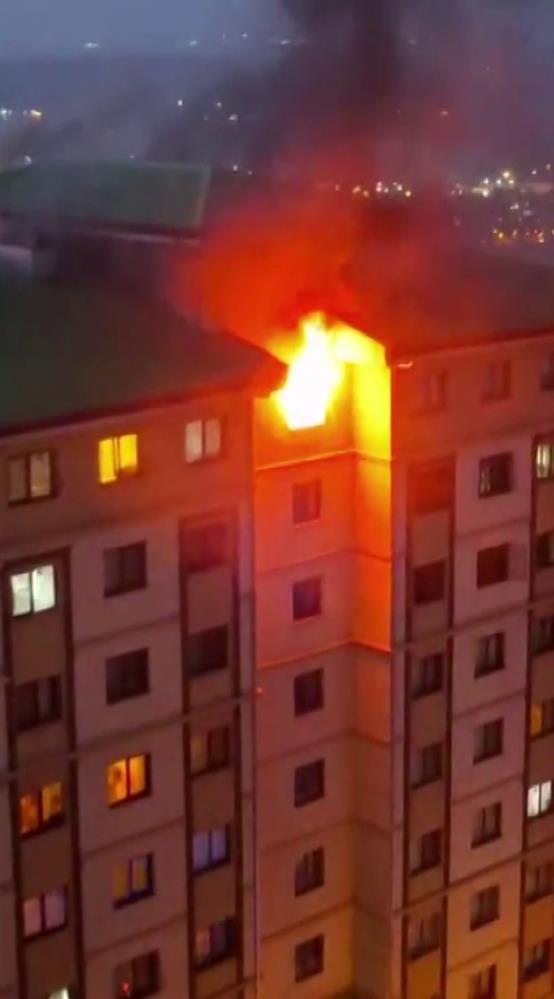 Hatay’ın İskenderun ilçesinde 8 katlı bir apartmanın en üst katında