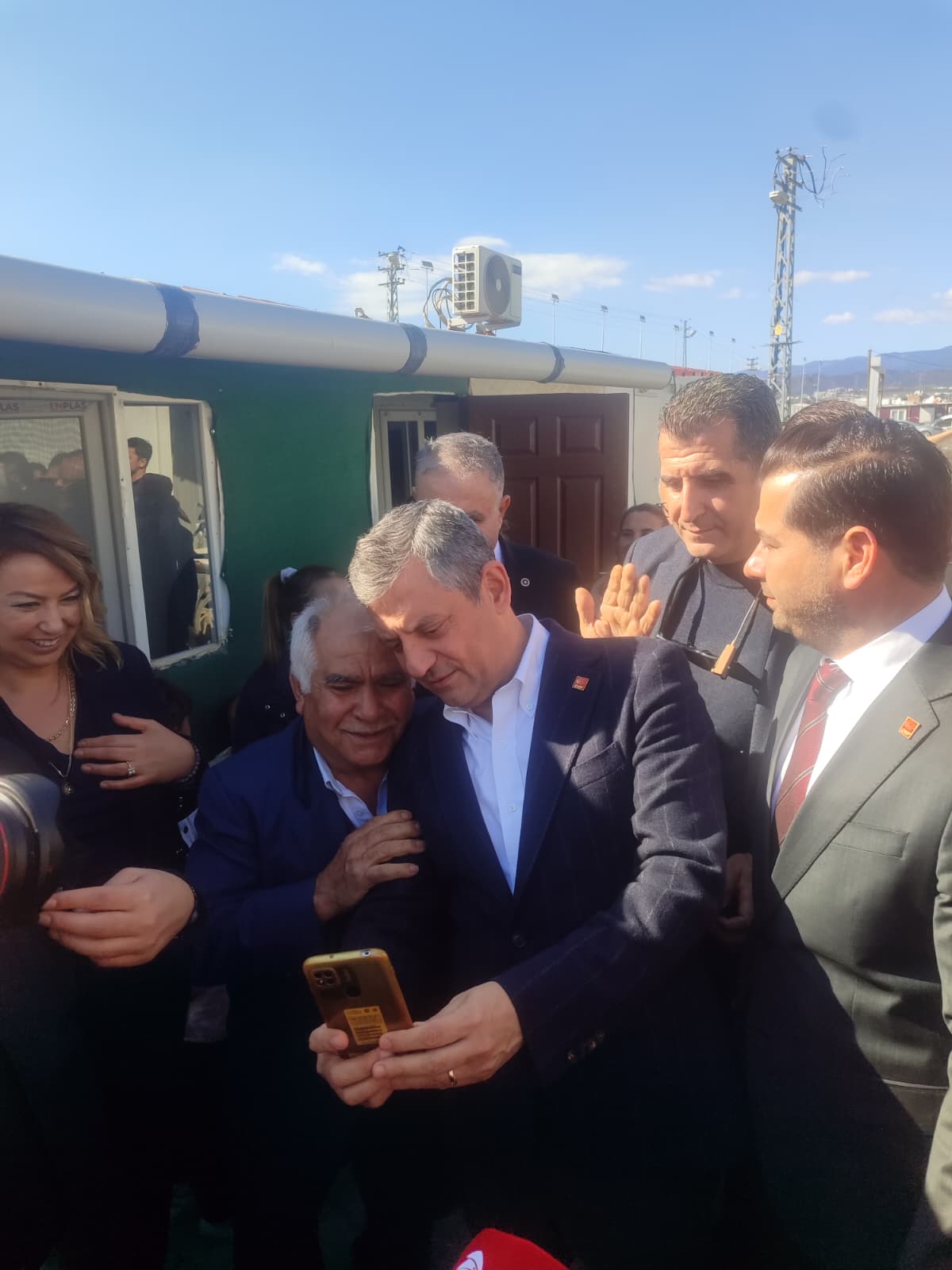 Cumhuriyet Halk Partisi Genel Başkanı Özgür Özel, Hatay’ın Defne ilçesine