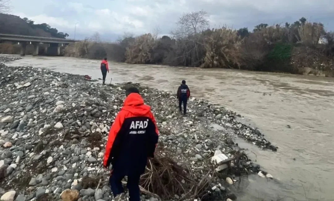 Hatay’ın Defne ilçesinde Turunçlu Arıtma Tesisi yakınlarında Asi Nehri’ne düştüğü