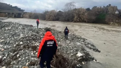Hatay’ın Defne ilçesinde Turunçlu Arıtma Tesisi yakınlarında Asi Nehri’ne düştüğü