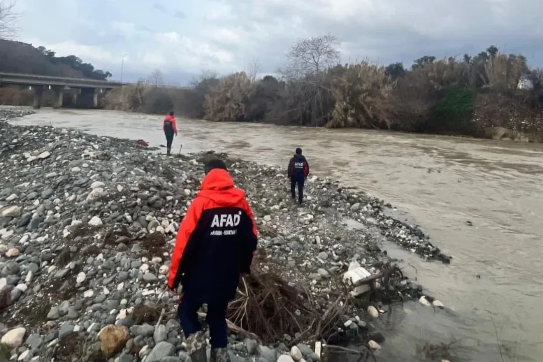 Hatay’ın Defne ilçesinde Turunçlu Arıtma Tesisi yakınlarında Asi Nehri’ne düştüğü