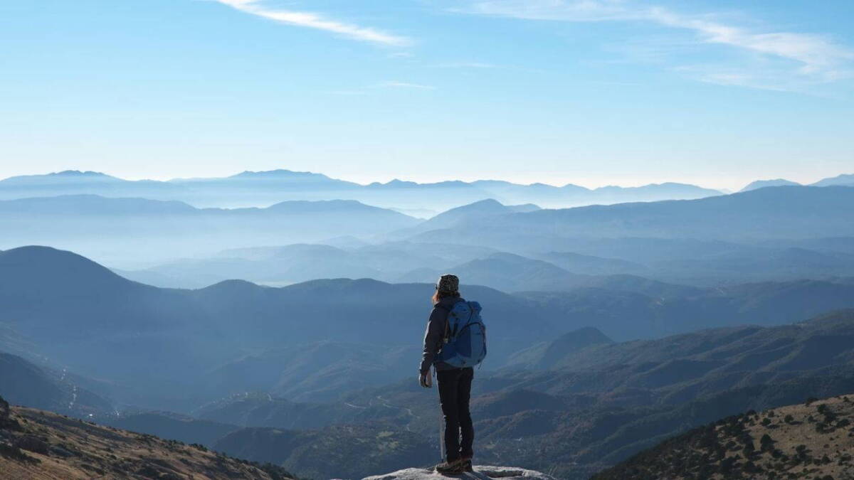 Gökyüzünün mavisi basit bir görüntü değildir; günlük yaşamımızı etkileyen karmaşık bir etkileşim ağıdır. Gündüz ışığı, atmosferdeki gazlar ve Partiküllerle karşılaştığında kırmızıdan mora uzanan dalga boyları arasında çeşitli saçılmalara yol açar. En belirgin sonuç, kısa dalga boylarındaki mavinin daha fazla saçılarak gözümüze ulaşmasıdır. Bu süreç, yalnızca atmosferin kimyasal bileşimini değil, aynı zamanda hava kalitesini ve mevsimleri de etkiler.
