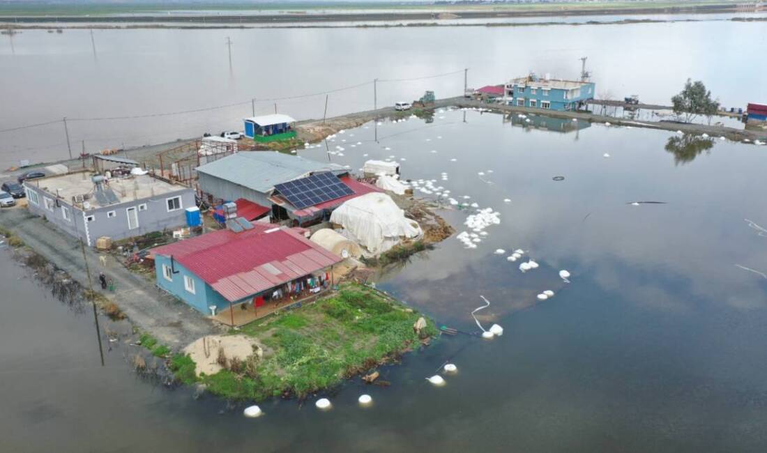 Hatay’da etkili olan sağanak yağış, bazı evler ile tarım arazilerinde