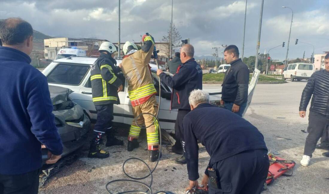 Hatay’ın Hassa ilçesinde iki otomobilin çarpışması sonucu meydana gelen trafik