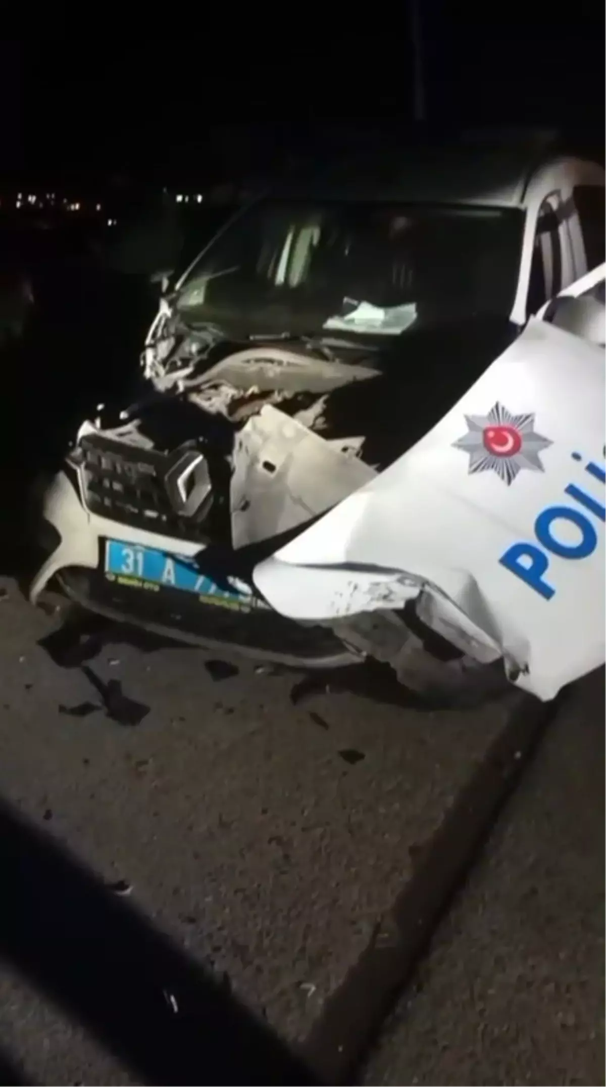 Hatay’ın İskenderun ilçesinde gece saatlerinde yaşanan trafik kazası, polis ekiplerini
