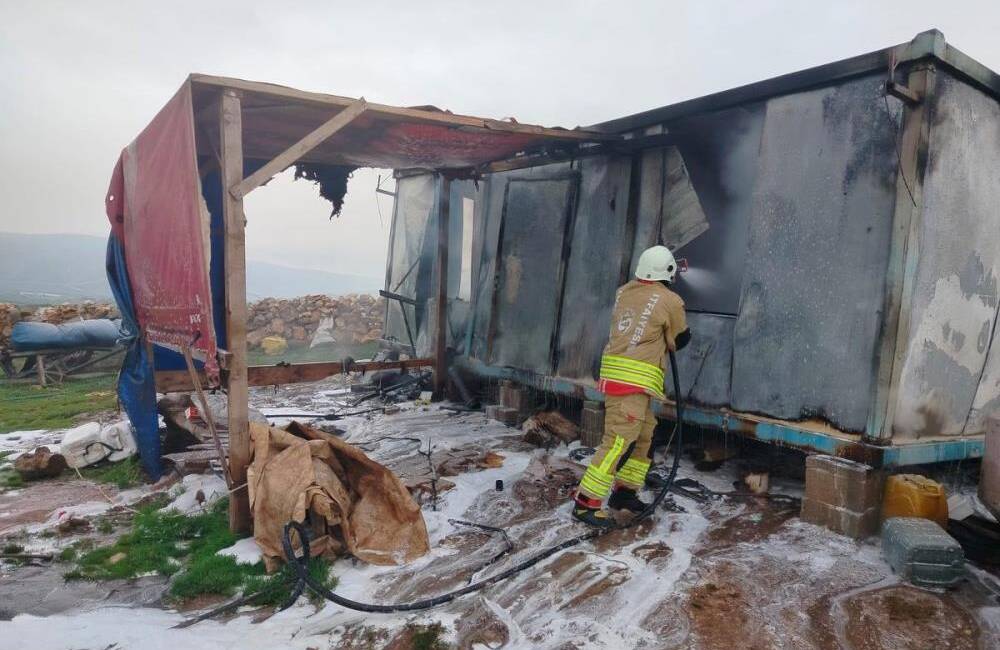 Hatay’da vatandaşların barınma amacıyla kullandığı bir konteyner çıkan yangında tamamen