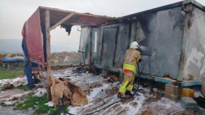 Hatay’da vatandaşların barınma amacıyla kullandığı bir konteyner çıkan yangında tamamen