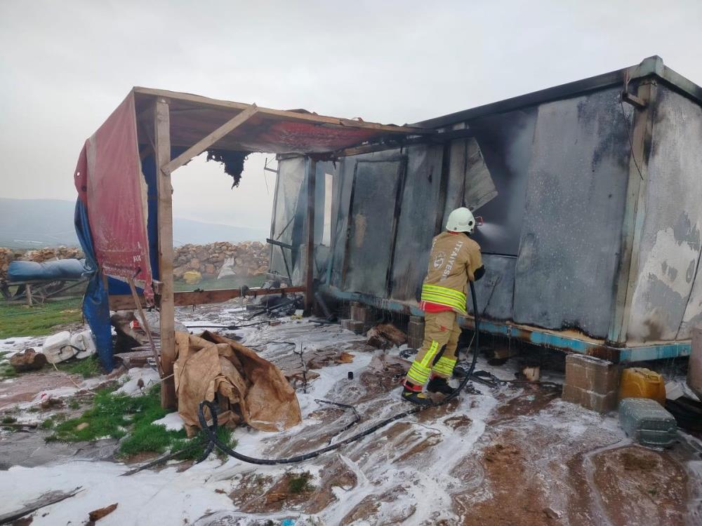 Hatay’da vatandaşların barınma amacıyla kullandığı bir konteyner çıkan yangında tamamen