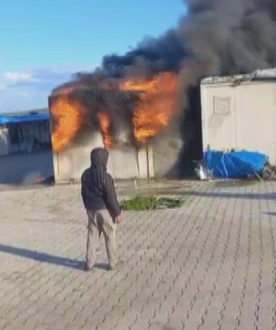 Büyükdalyan Mahallesi’nde çıkan yangın, boş bir konteyneri tamamen kül etti.