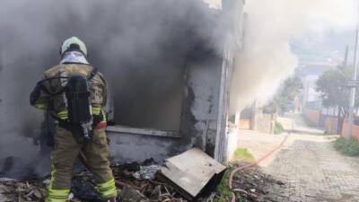 Hatay’ın Samandağ ilçesinde metruk bir binada çıkan yangın, ekiplerin zamanında