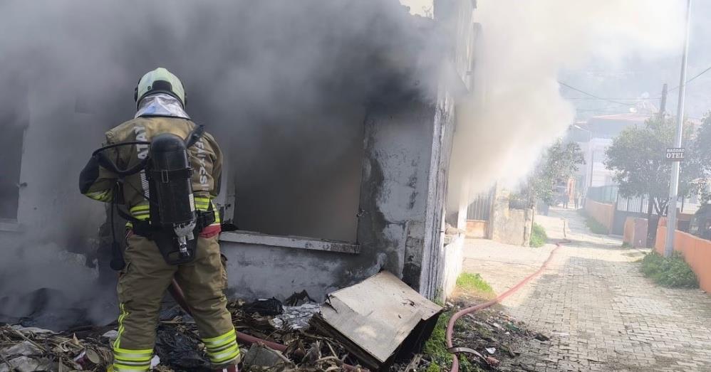 Hatay’ın Samandağ ilçesinde metruk bir binada çıkan yangın, ekiplerin zamanında