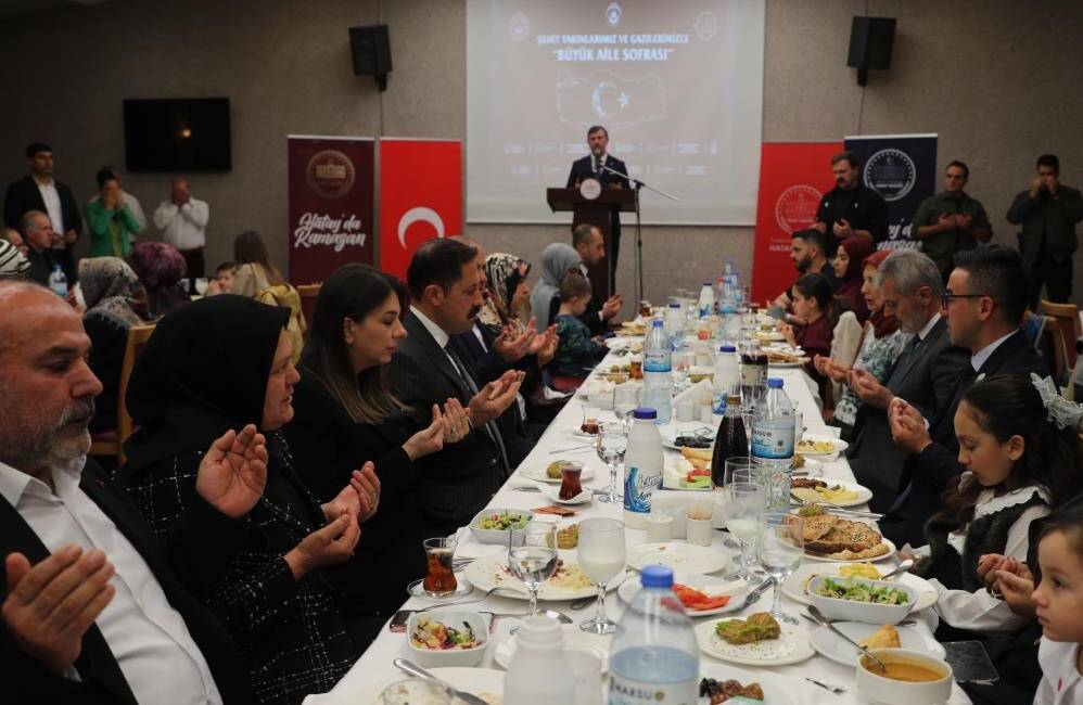 Hatay Valiliği tarafından düzenlenen iftar programında şehit aileleri ve gaziler