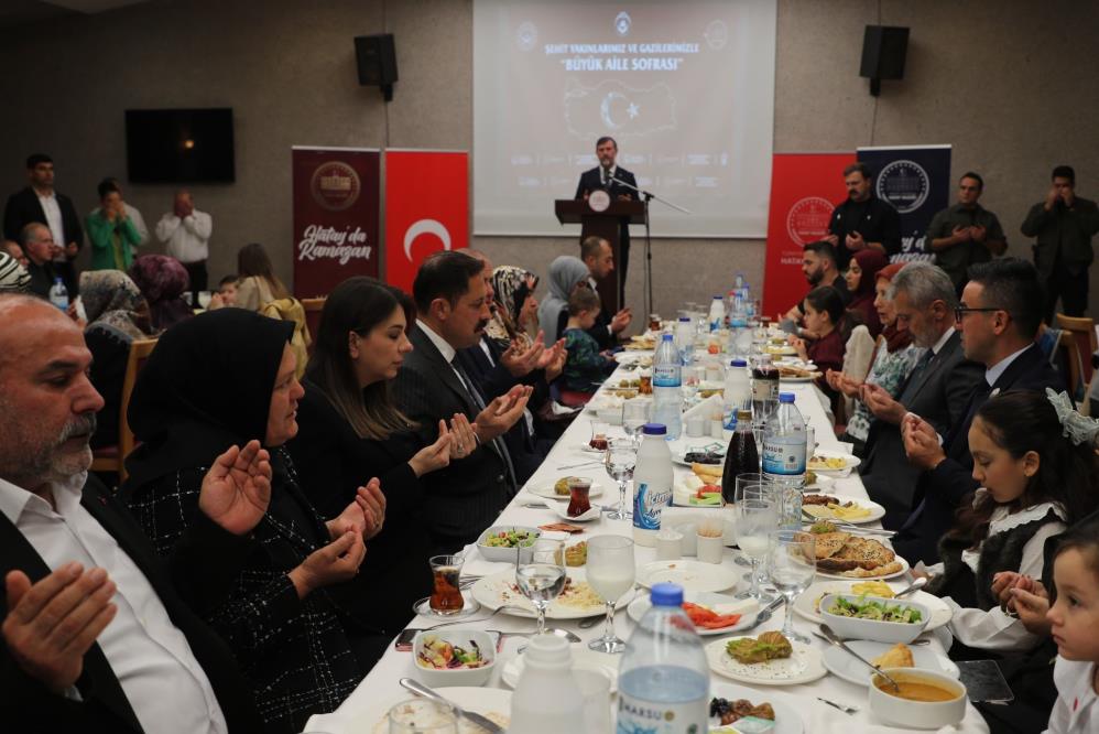 Hatay Valiliği tarafından düzenlenen iftar programında şehit aileleri ve gaziler