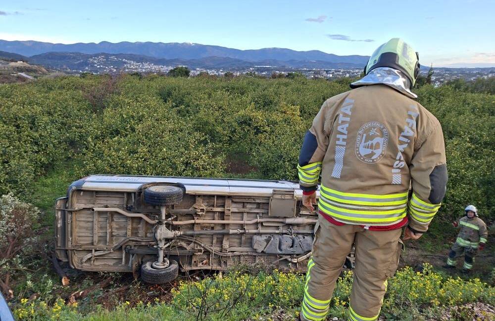 Hatay’ın Samandağ ilçesinde kontrolden çıkan öğrenci servisi narenciye bahçesine savruldu.