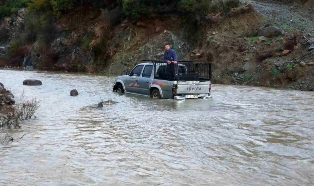 Hatay’da etkili olan şiddetli yağış, sele neden olurken birçok noktada