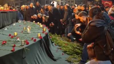 Hatay’ın Defne ilçesinde vatandaşlar, 6 Şubat depremlerinde hayatını kaybedenleri anmak