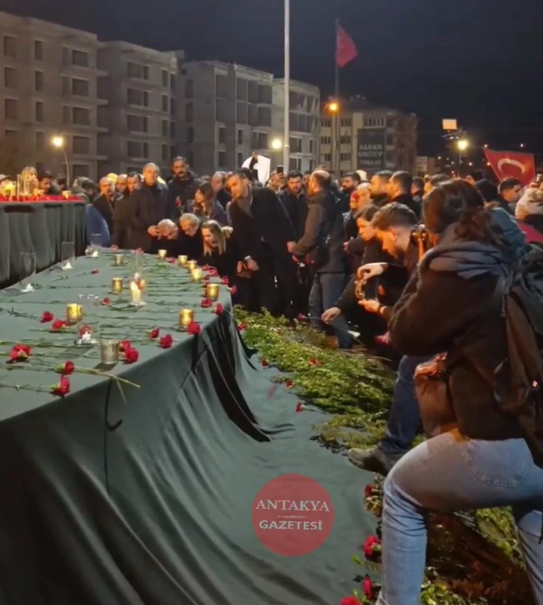 Hatay’ın Defne ilçesinde vatandaşlar, 6 Şubat depremlerinde hayatını kaybedenleri anmak