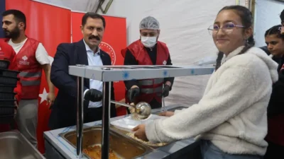 Vakıflar Genel Müdürlüğü tarafından Habibi Neccar Camii'nde verilen iftar yemeğinde