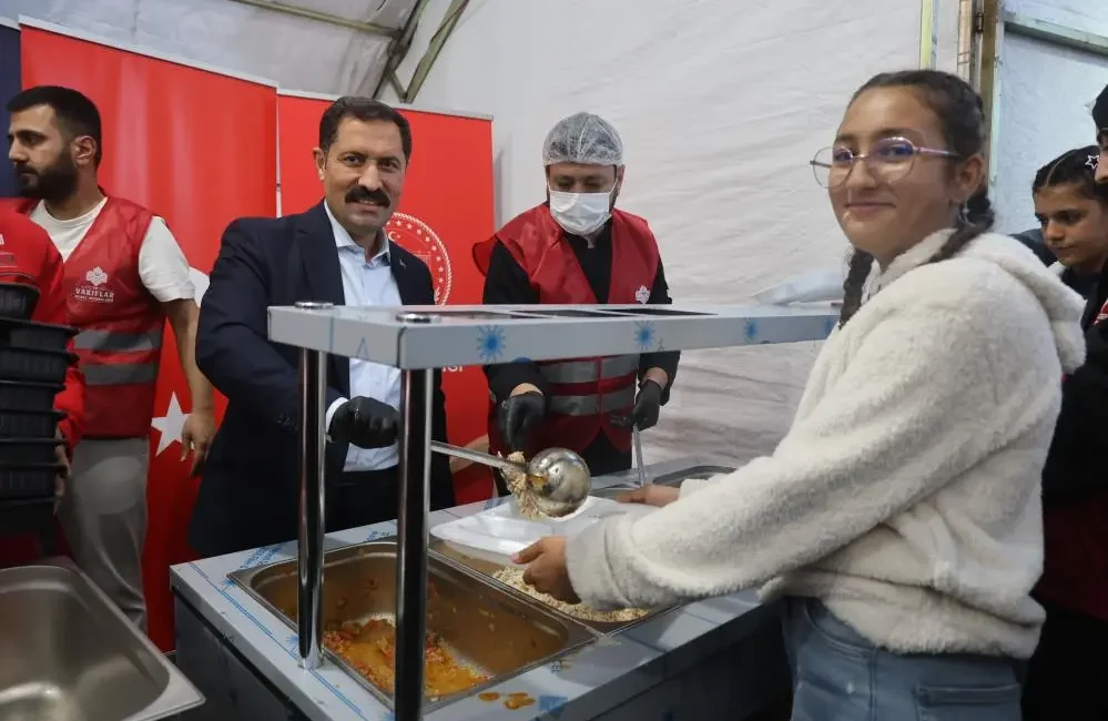 Vakıflar Genel Müdürlüğü tarafından Habibi Neccar Camii'nde verilen iftar yemeğinde