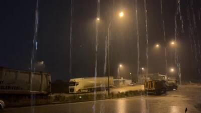 Hatay’da akşam saatlerinde kıyı ilçelerinde başlayan kuvvetli yağış, gece boyunca