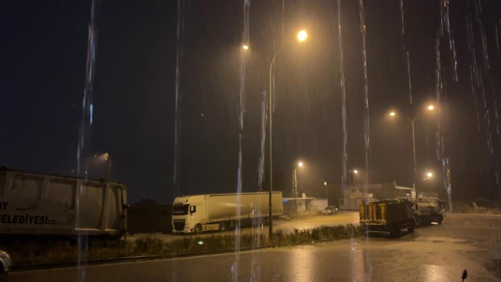 Hatay’da akşam saatlerinde kıyı ilçelerinde başlayan kuvvetli yağış, gece boyunca