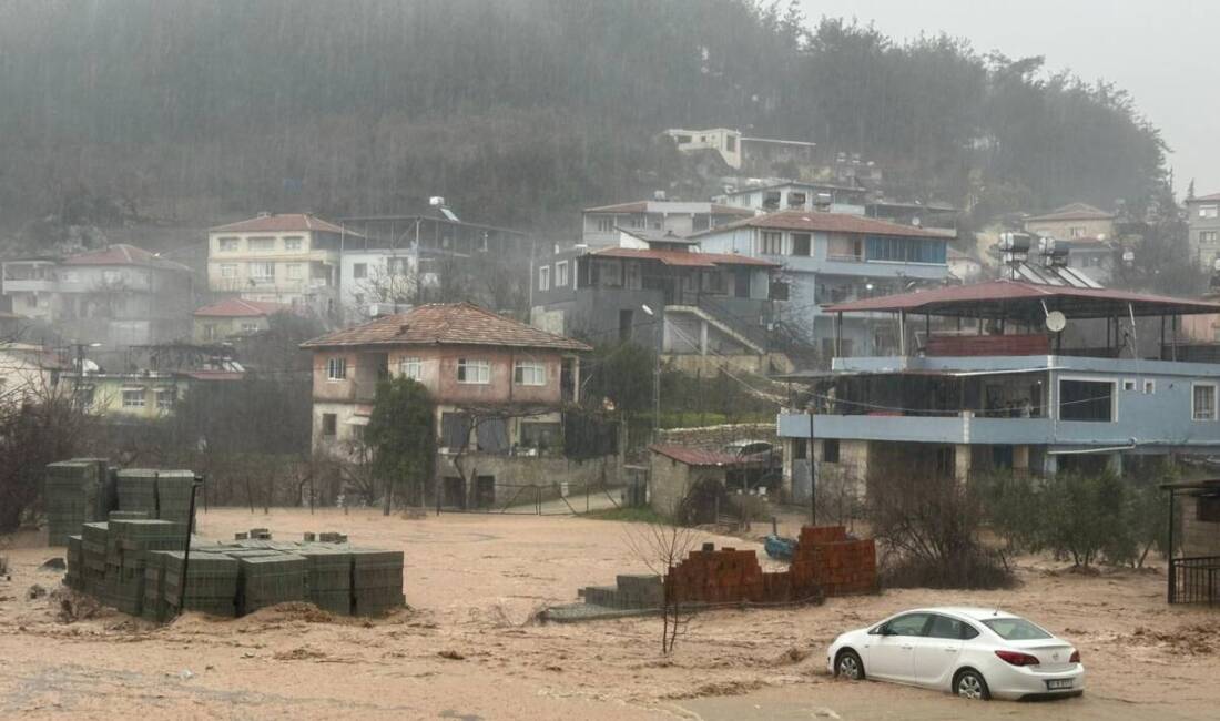 Hatay’ın Yayladağı ilçesinde etkili olan sağanak yağış sele neden oldu.