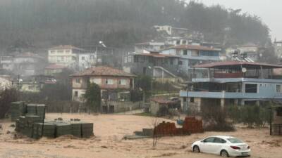 Hatay’ın Yayladağı ilçesinde etkili olan sağanak yağış sele neden oldu.