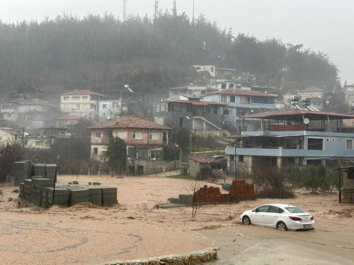 Hatay’ın Yayladağı ilçesinde etkili olan sağanak yağış sele neden oldu.