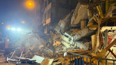 Hatay’da 6 Şubat 2023 depremlerinde hasar gören bir bina, İskenderun