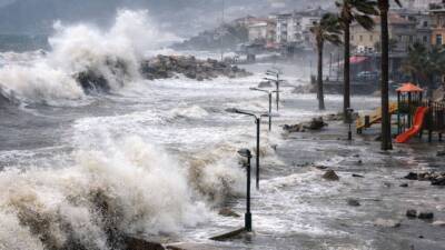 Meteoroloji Genel Müdürlüğü tarafından yapılan fırtına uyarısının ardından Hatay’ın Samandağ