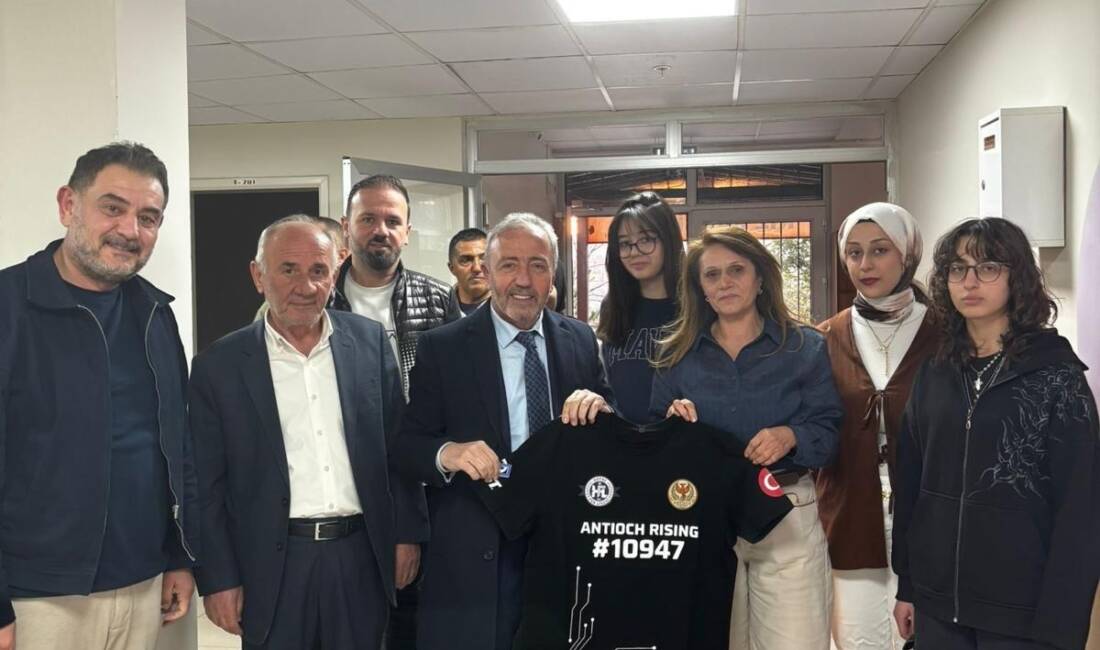 Fen liseliler, iftar veren İstanbullu iş insanı Ağaoğlu’na “Robot Yarışması