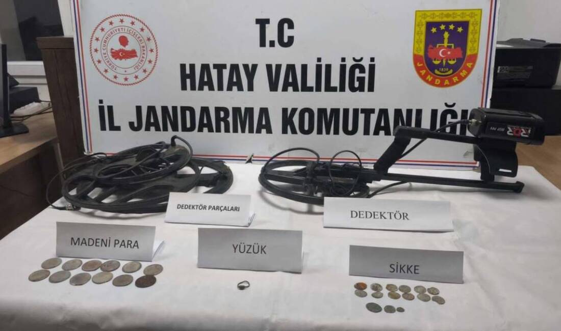 Hatay’ın Kırıkhan ilçesinde jandarmanın düzenlediği operasyonda dedektör, sikke ve antika