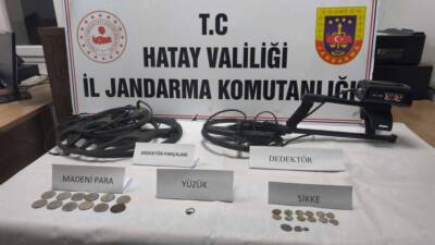 Hatay’ın Kırıkhan ilçesinde jandarmanın düzenlediği operasyonda dedektör, sikke ve antika
