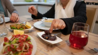 Oruç tutanlar dikkat! Ramazan’da iftar ve sahurda yapılan yanlış beslenme,