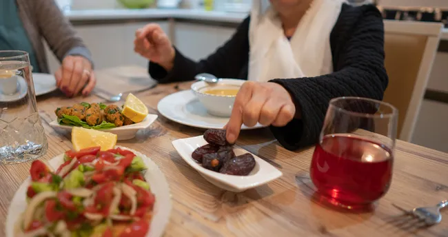 Oruç tutanlar dikkat! Ramazan’da iftar ve sahurda yapılan yanlış beslenme,