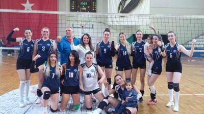 İskenderun Belediyespor Kadın Voleybol Takımı, oynadığı üç maçtan da galibiyetle