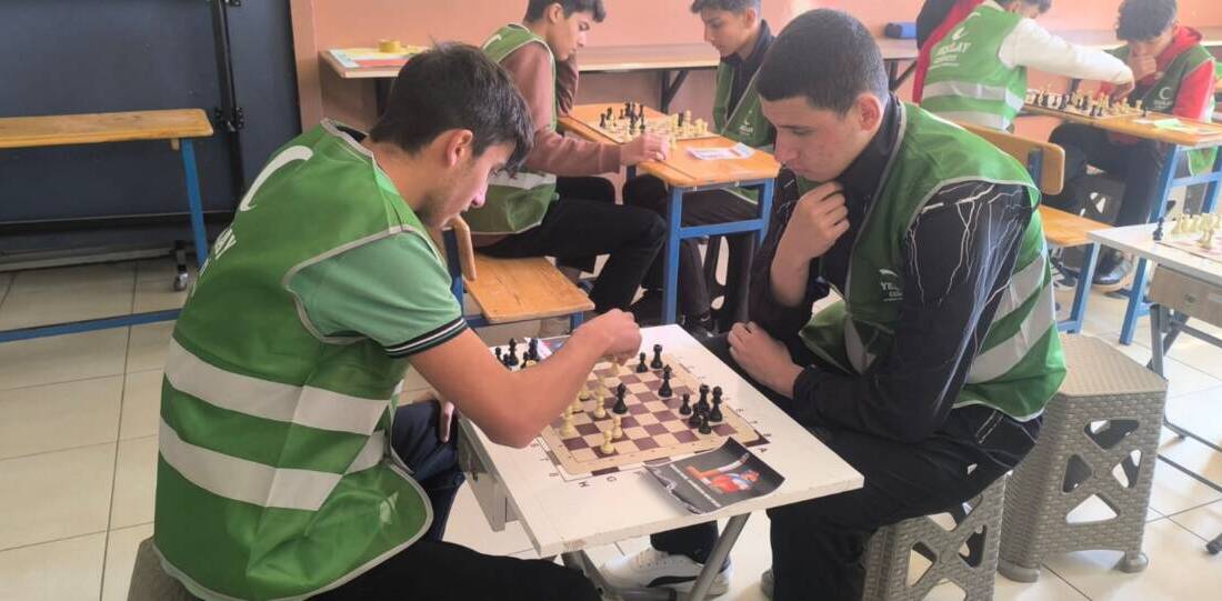 Hatay’ın Reyhanlı ilçesinde, Yeşilay tarafından düzenlenen etkinlikte öğrenciler satrançla hem