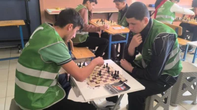 Hatay’ın Reyhanlı ilçesinde, Yeşilay tarafından düzenlenen etkinlikte öğrenciler satrançla hem