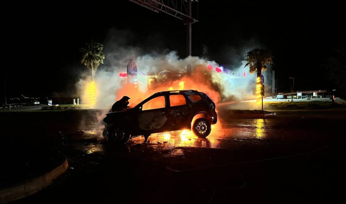 Hatay’ın Kırıkhan ilçesinde refüje çarpan otomobil alev aldı. Sürücü çevredekilerin