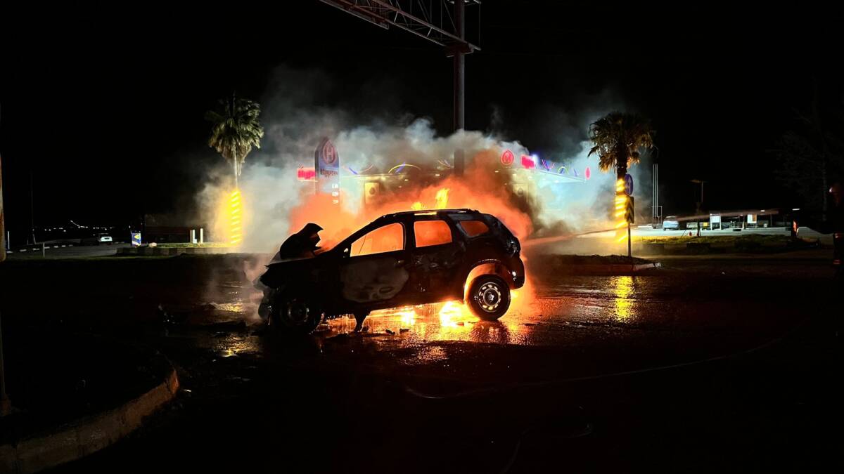 Hatay’ın Kırıkhan ilçesinde refüje çarpan otomobil alev aldı. Sürücü çevredekilerin