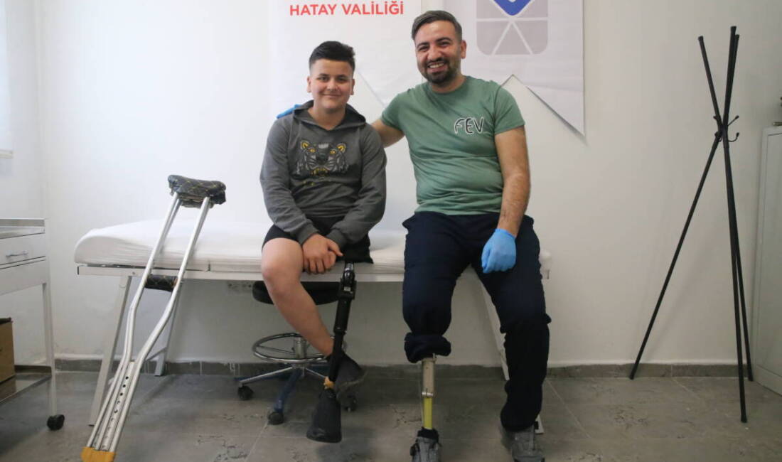 
Çocuk yaşta bacağını kaybeden Mehmet Karakaş, depremzedelere hem protez desteği
