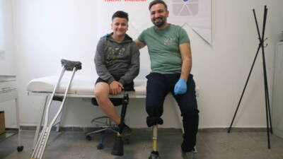 
Çocuk yaşta bacağını kaybeden Mehmet Karakaş, depremzedelere hem protez desteği