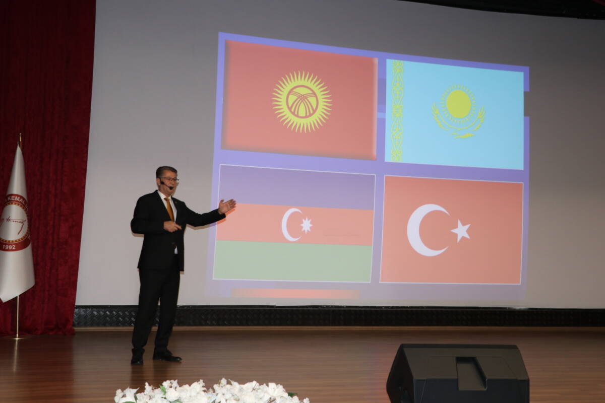 Hatay’da Bengü Taşlar Söyleşisi: TDK Başkanı Osman Mert Gençlerle Buluştu