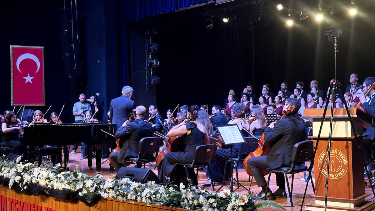 İskenderun ilçesinde düzenlenen açılış konseri, Hatay Filarmoni Orkestrası’nın performansıyla renkli