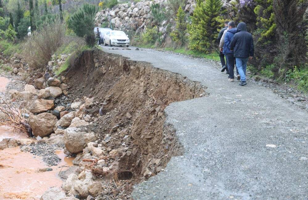 Hatay’da etkili olan sağanak yağış sonrası Defne ilçesi Harbiye Mahallesi’nde