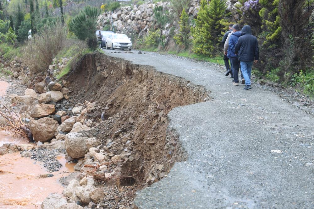Hatay’da etkili olan sağanak yağış sonrası Defne ilçesi Harbiye Mahallesi’nde