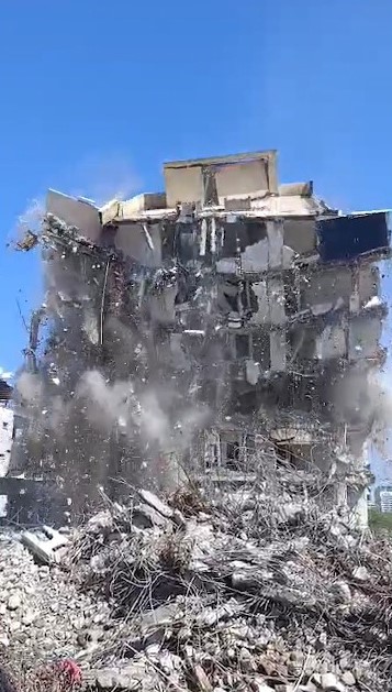 Hatay’ın İskenderun ilçesinde depremde hasar gören 7 katlı bina kontrollü