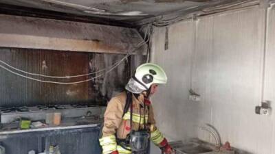 Hatay’ın Defne ilçesi Çekmece Mahallesi’nde bir iş yeri çıkan yangın